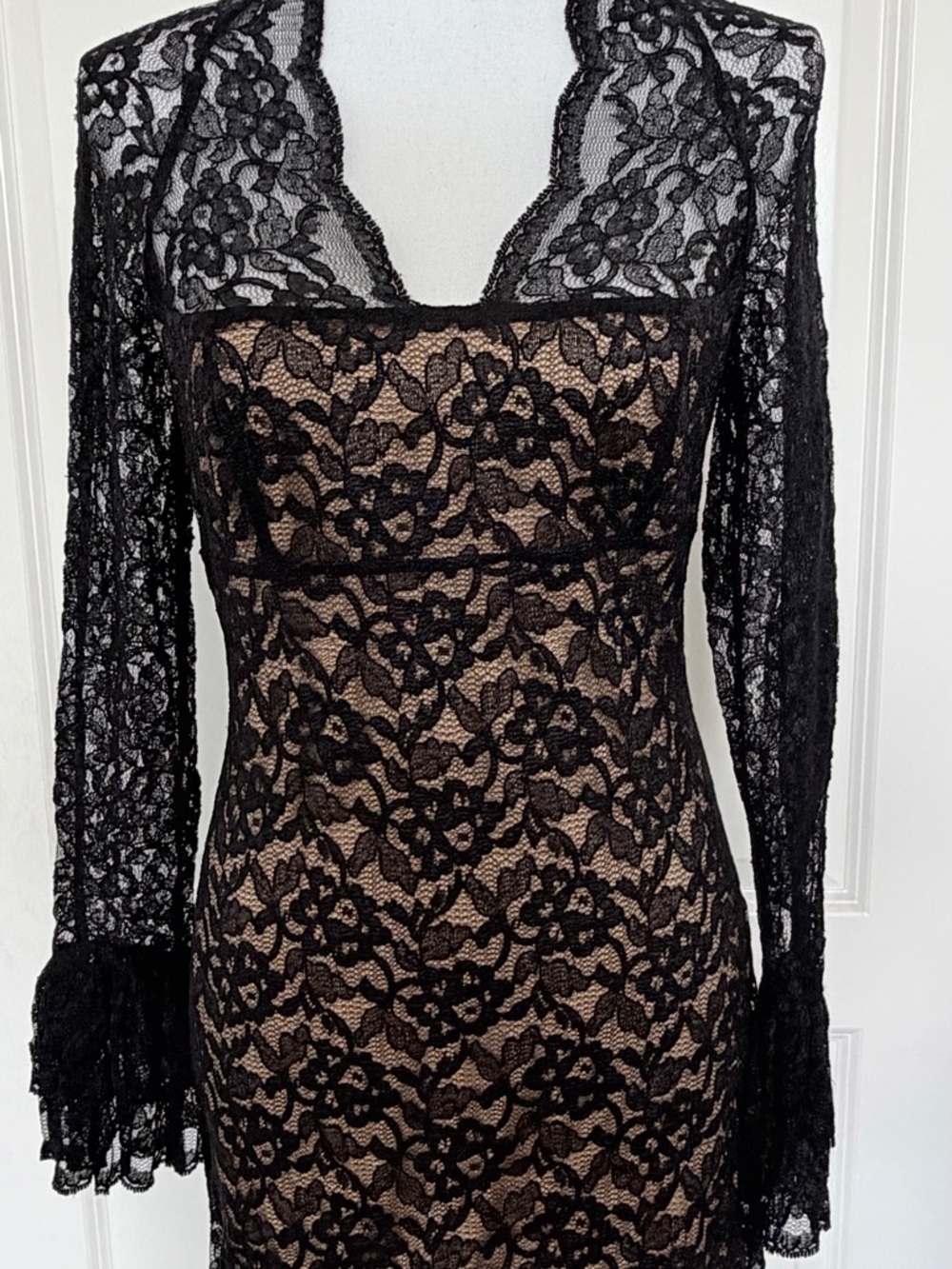 NWT Laundry by Shelli Segal Black Lace Bell Sleeve Mini Dress - Size 6 - Picture 2 of 16